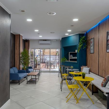 Som Hostel By The Venue Валенсия Экстерьер фото