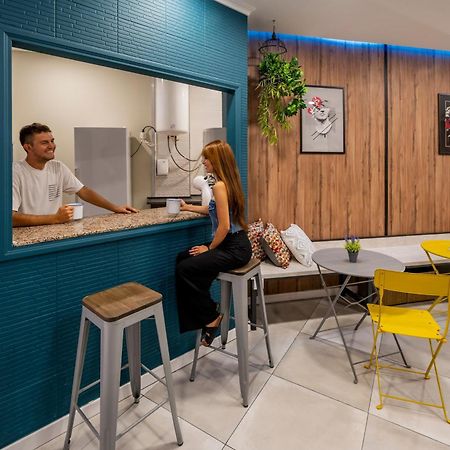 Som Hostel By The Venue Валенсия Экстерьер фото