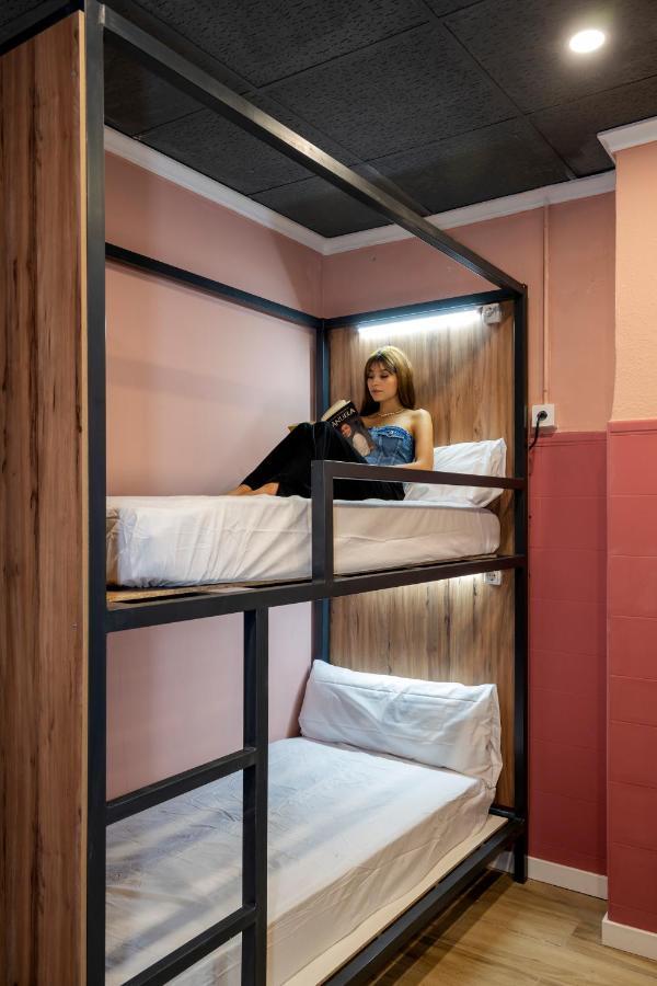 Som Hostel By The Venue Валенсия Экстерьер фото