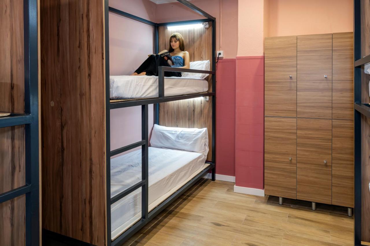 Som Hostel By The Venue Валенсия Экстерьер фото