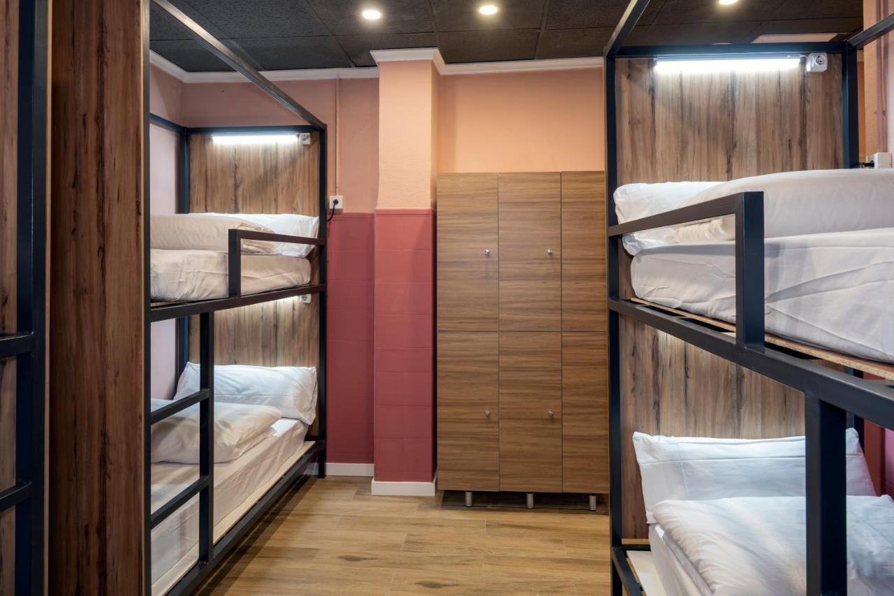Som Hostel By The Venue Валенсия Экстерьер фото
