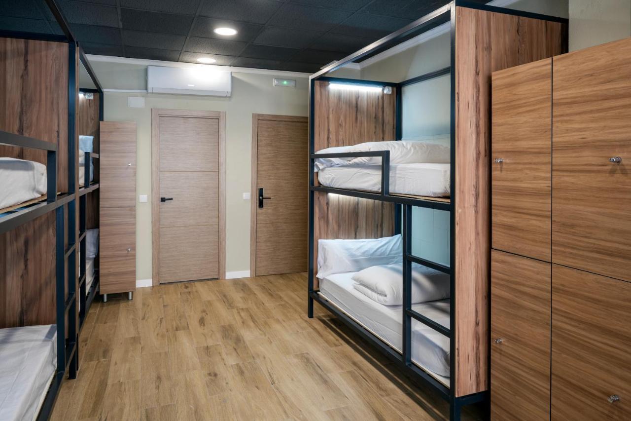 Som Hostel By The Venue Валенсия Экстерьер фото