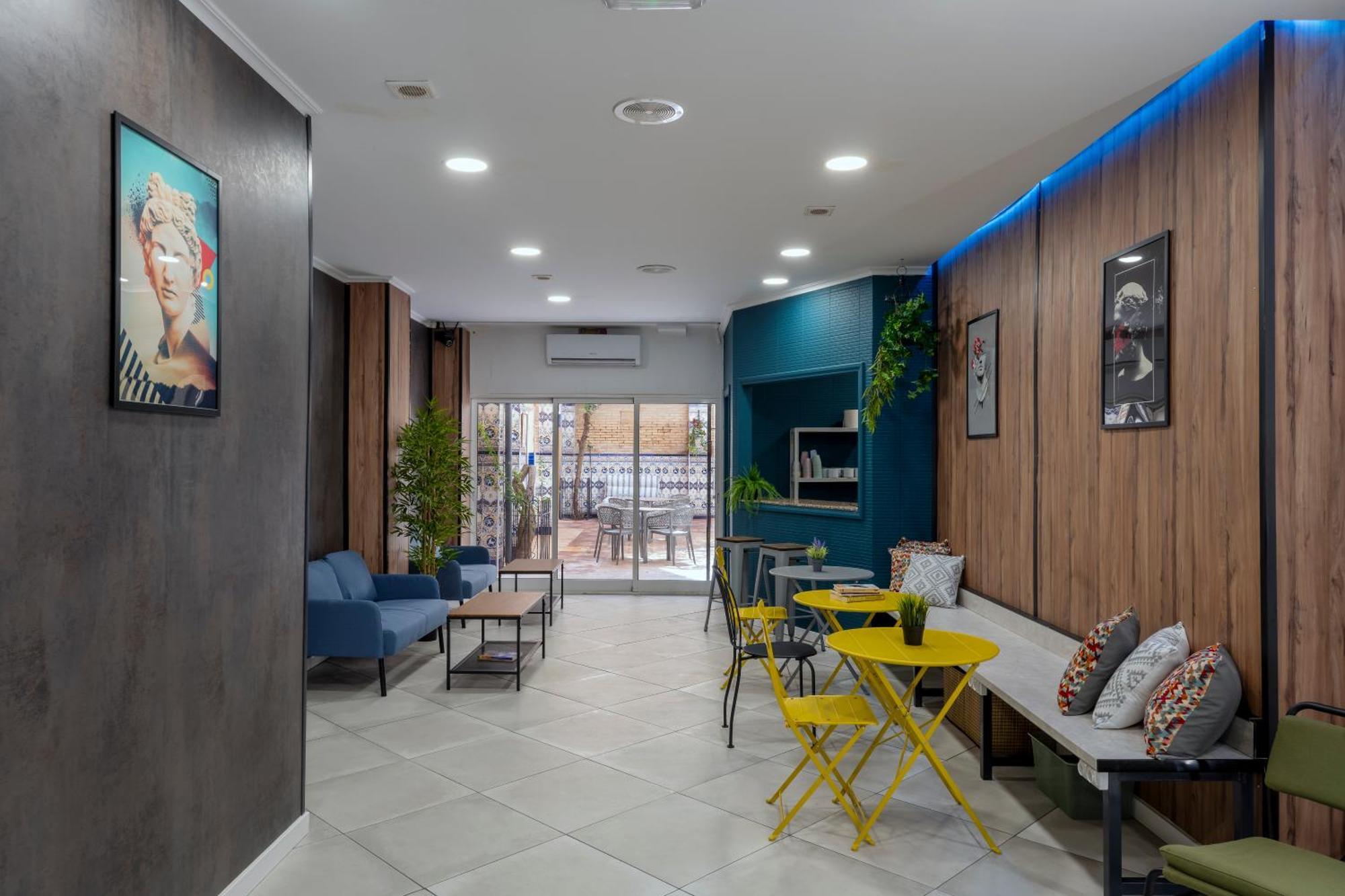 Som Hostel By The Venue Валенсия Экстерьер фото