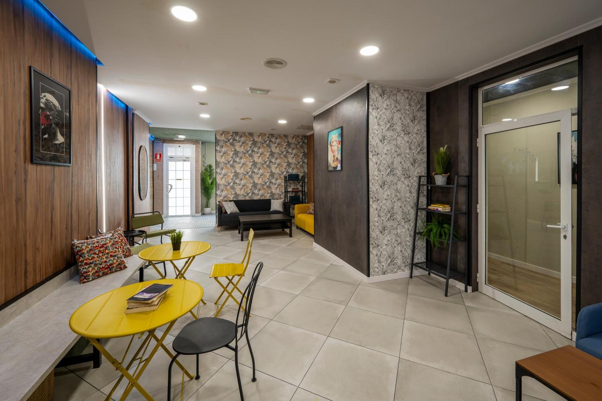 Som Hostel By The Venue Валенсия Экстерьер фото