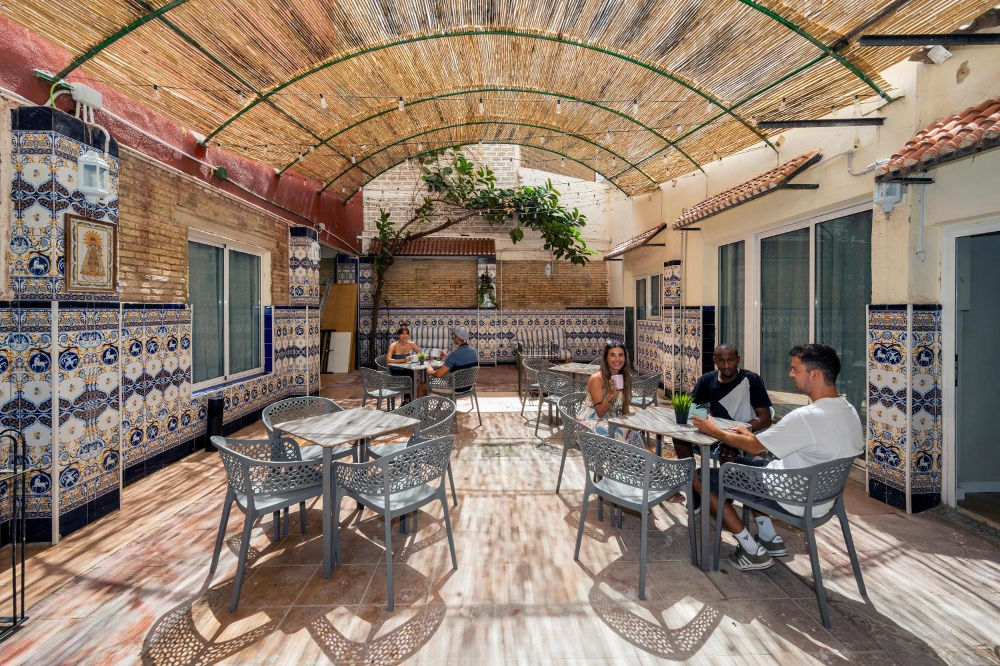 Som Hostel By The Venue Валенсия Экстерьер фото