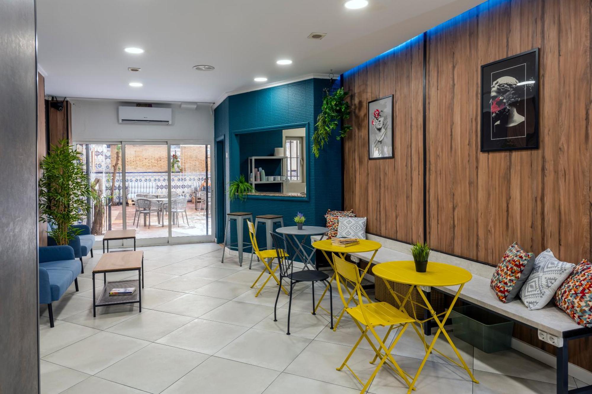 Som Hostel By The Venue Валенсия Экстерьер фото
